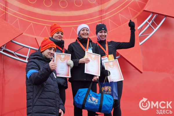 Фоторепортаж: омские бегуны завоевали 10 призовых мест на Рождественском полумарафоне