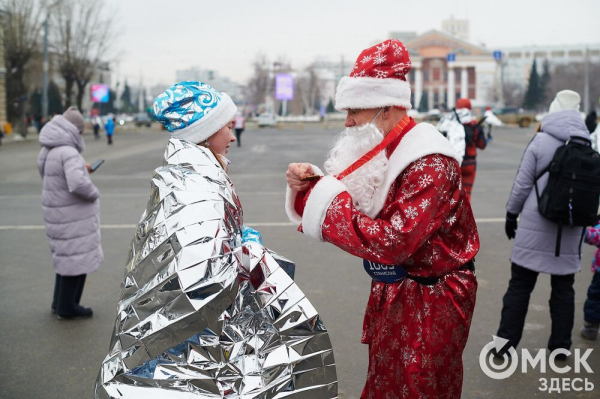 Фоторепортаж: омские бегуны завоевали 10 призовых мест на Рождественском полумарафоне