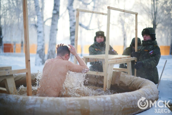 Омичи окунулись на Крещение в искусственные купели