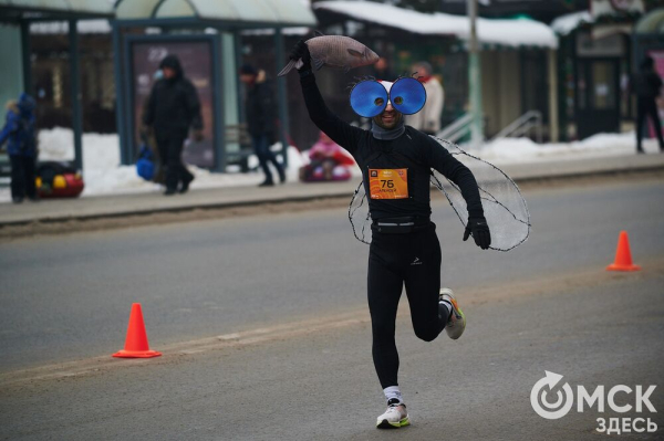 Фоторепортаж: омские бегуны завоевали 10 призовых мест на Рождественском полумарафоне