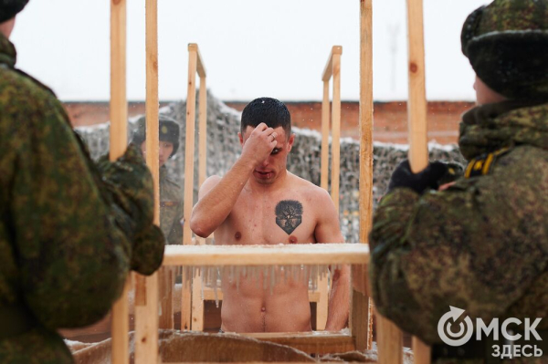 Омичи окунулись на Крещение в искусственные купели