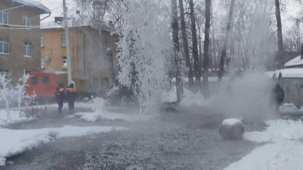 В Омске из-за прорыва трубы с кипятком без тепла остались 16 домов