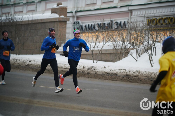 Фоторепортаж: омские бегуны завоевали 10 призовых мест на Рождественском полумарафоне