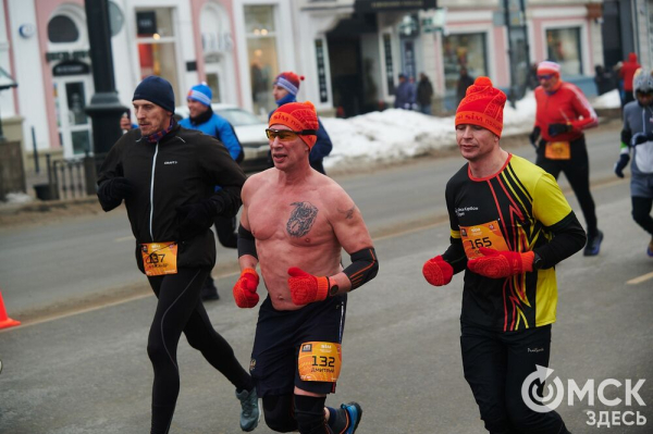Фоторепортаж: омские бегуны завоевали 10 призовых мест на Рождественском полумарафоне