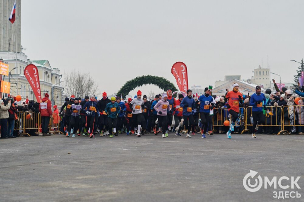 Фоторепортаж: омские бегуны завоевали 10 призовых мест на Рождественском полумарафоне