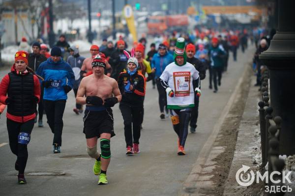 Фоторепортаж: омские бегуны завоевали 10 призовых мест на Рождественском полумарафоне