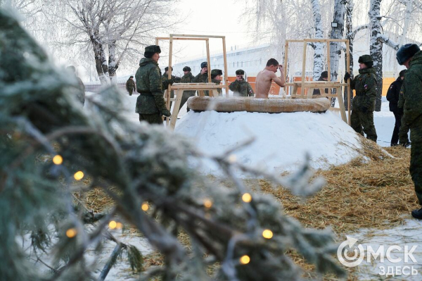 Омичи окунулись на Крещение в искусственные купели