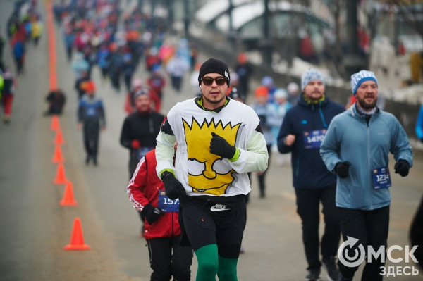 Фоторепортаж: омские бегуны завоевали 10 призовых мест на Рождественском полумарафоне