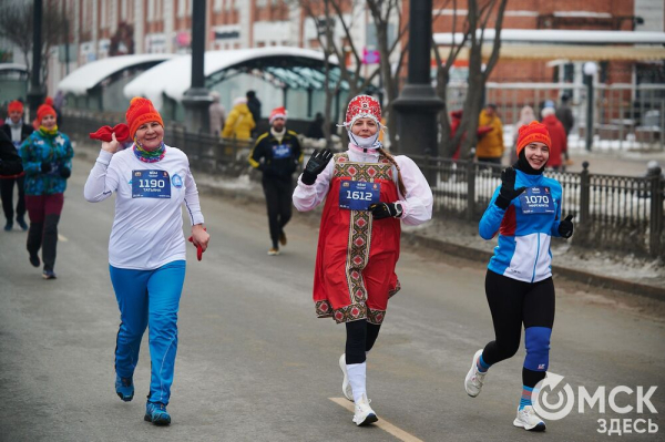 Фоторепортаж: омские бегуны завоевали 10 призовых мест на Рождественском полумарафоне