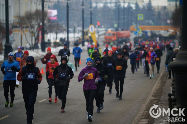Фоторепортаж: омские бегуны завоевали 10 призовых мест на Рождественском полумарафоне
