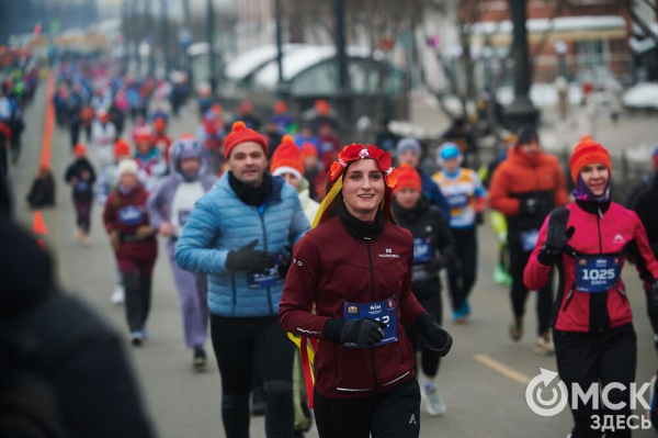 Фоторепортаж: омские бегуны завоевали 10 призовых мест на Рождественском полумарафоне