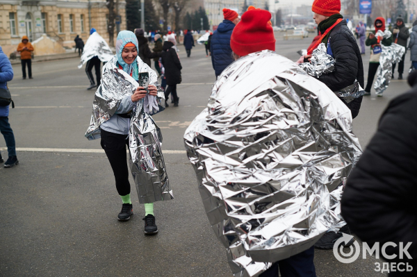 Фоторепортаж: омские бегуны завоевали 10 призовых мест на Рождественском полумарафоне