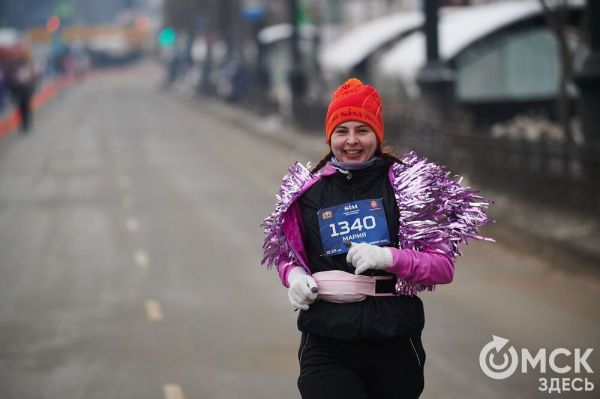 Фоторепортаж: омские бегуны завоевали 10 призовых мест на Рождественском полумарафоне