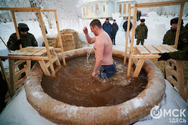 Омичи окунулись на Крещение в искусственные купели