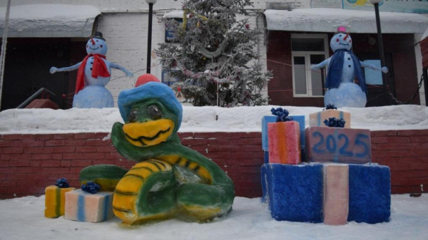 Омские заключённые слепили героев мультфильмов из снега Омские заключённые слепили героев мультфильмов из снега