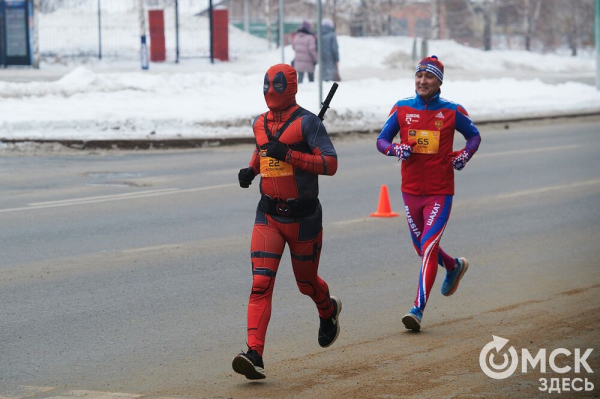 Фоторепортаж: омские бегуны завоевали 10 призовых мест на Рождественском полумарафоне