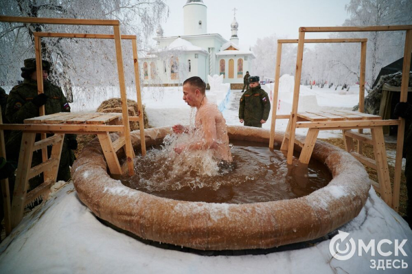 Омичи окунулись на Крещение в искусственные купели
