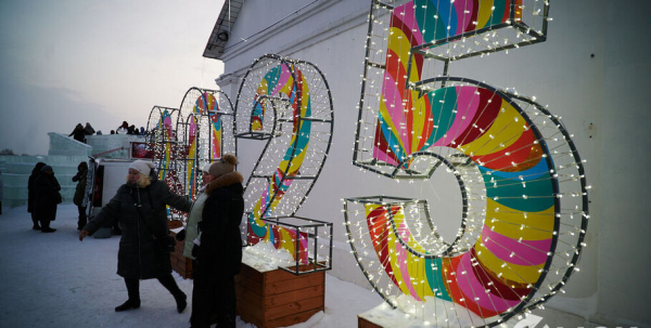 "Главное - без оливье!" Омичи поздравляют друг друга и гуляют в Омской крепости