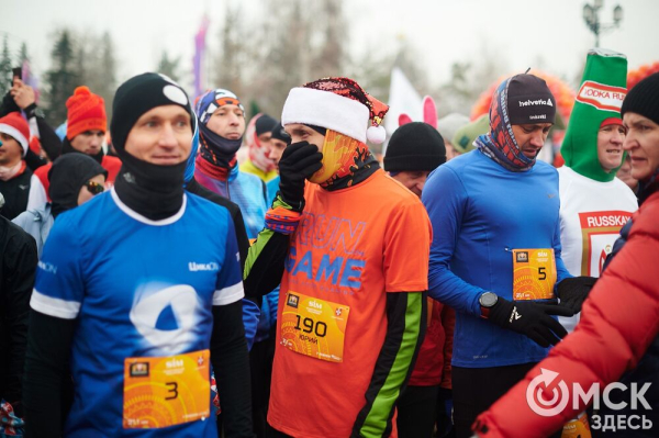 Фоторепортаж: омские бегуны завоевали 10 призовых мест на Рождественском полумарафоне