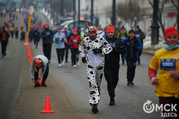 Фоторепортаж: омские бегуны завоевали 10 призовых мест на Рождественском полумарафоне
