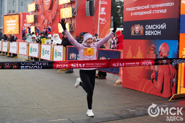 Фоторепортаж: омские бегуны завоевали 10 призовых мест на Рождественском полумарафоне