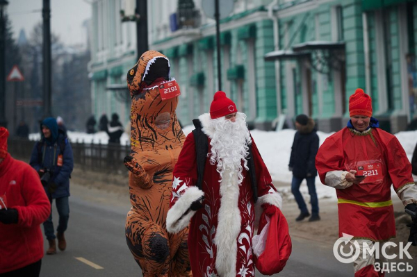 Фоторепортаж: омские бегуны завоевали 10 призовых мест на Рождественском полумарафоне
