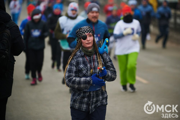 Фоторепортаж: омские бегуны завоевали 10 призовых мест на Рождественском полумарафоне