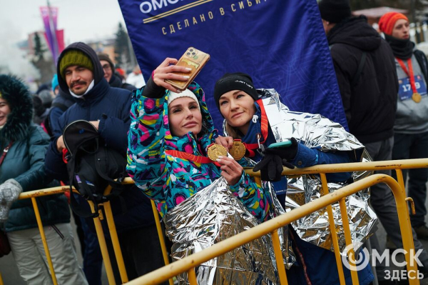 Фоторепортаж: омские бегуны завоевали 10 призовых мест на Рождественском полумарафоне