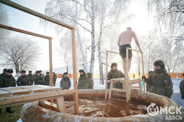 Омичи окунулись на Крещение в искусственные купели