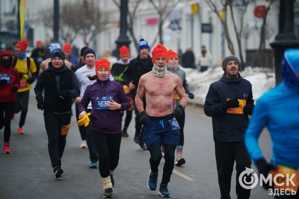 Фоторепортаж: омские бегуны завоевали 10 призовых мест на Рождественском полумарафоне