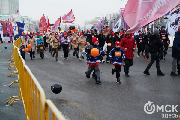 Фоторепортаж: омские бегуны завоевали 10 призовых мест на Рождественском полумарафоне
