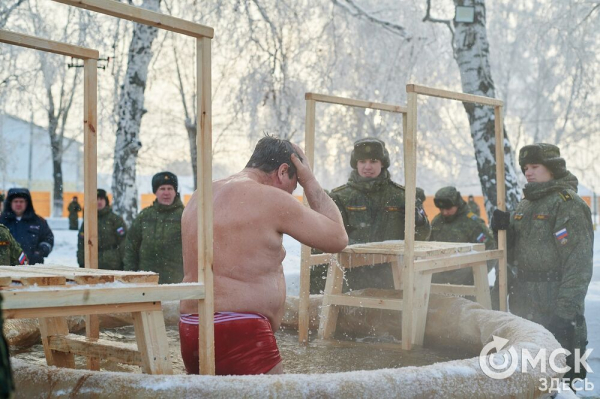 Омичи окунулись на Крещение в искусственные купели