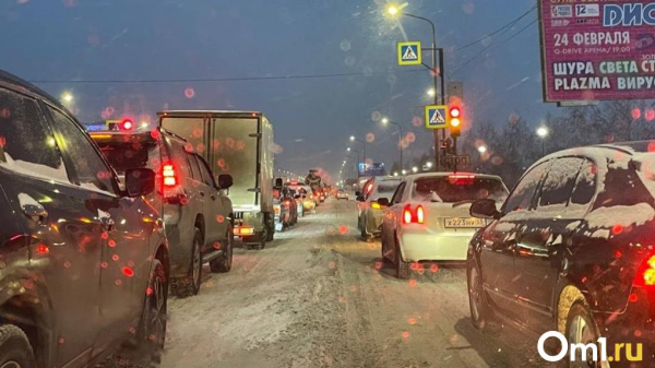 Реверс не помог: рабочая неделя в Омске началась с жутких пробок Реверс не помог: рабочая неделя в Омске началась с жутких пробок
