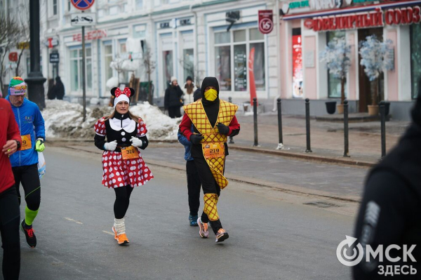 Фоторепортаж: омские бегуны завоевали 10 призовых мест на Рождественском полумарафоне