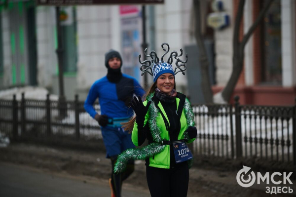 Фоторепортаж: омские бегуны завоевали 10 призовых мест на Рождественском полумарафоне