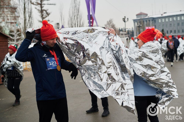 Фоторепортаж: омские бегуны завоевали 10 призовых мест на Рождественском полумарафоне