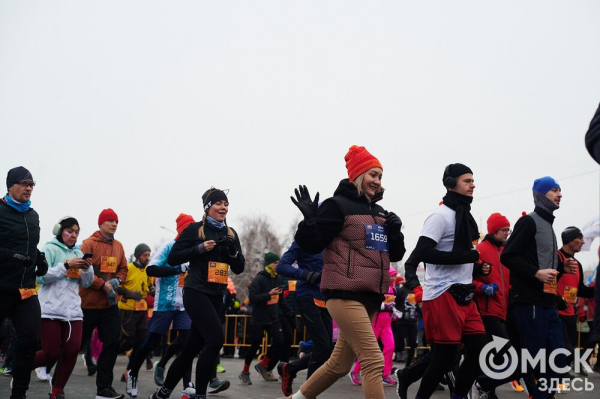 Фоторепортаж: омские бегуны завоевали 10 призовых мест на Рождественском полумарафоне
