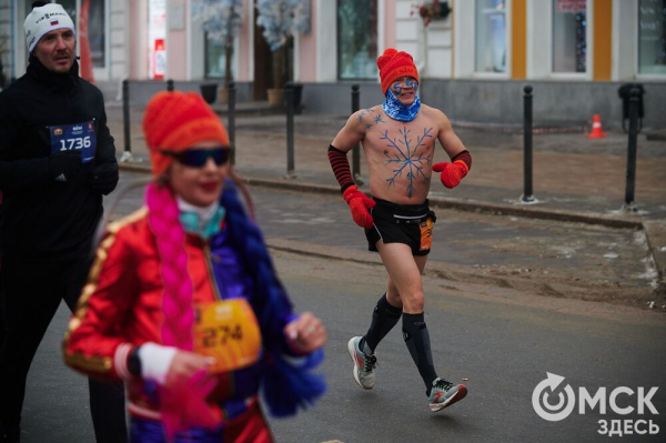 Фоторепортаж: омские бегуны завоевали 10 призовых мест на Рождественском полумарафоне