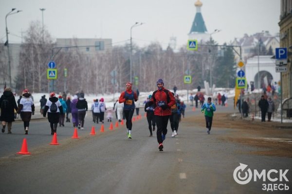 Фоторепортаж: омские бегуны завоевали 10 призовых мест на Рождественском полумарафоне