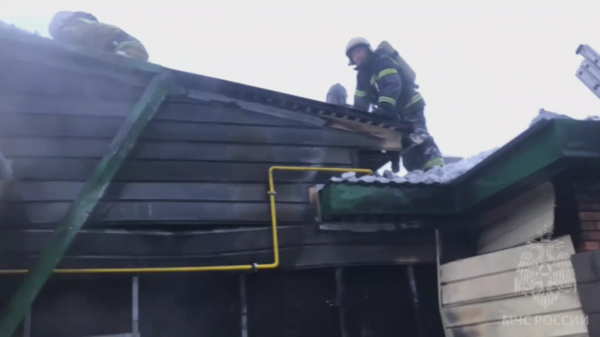 В омской «Долине нищих» загорелся строящийся дом В омской «Долине нищих» загорелся строящийся дом