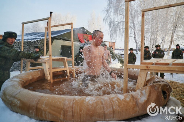 Омичи окунулись на Крещение в искусственные купели