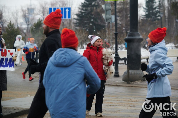 Фоторепортаж: омские бегуны завоевали 10 призовых мест на Рождественском полумарафоне