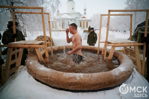 Омичи окунулись на Крещение в искусственные купели