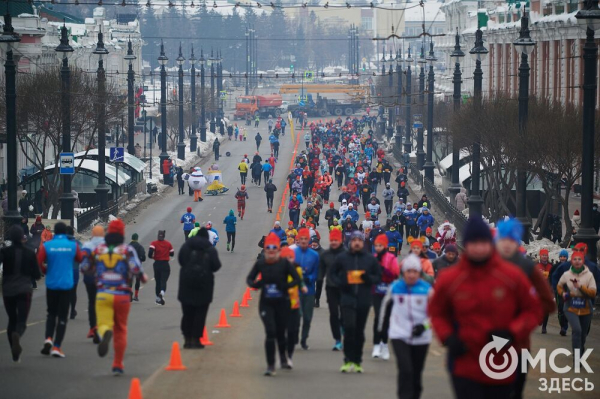 Фоторепортаж: омские бегуны завоевали 10 призовых мест на Рождественском полумарафоне