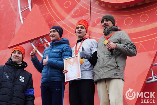Фоторепортаж: омские бегуны завоевали 10 призовых мест на Рождественском полумарафоне