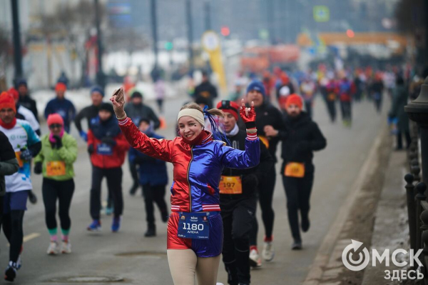 Фоторепортаж: омские бегуны завоевали 10 призовых мест на Рождественском полумарафоне