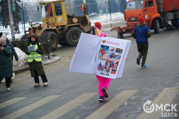 Фоторепортаж: омские бегуны завоевали 10 призовых мест на Рождественском полумарафоне