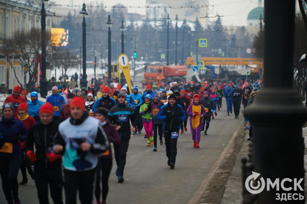 Фоторепортаж: омские бегуны завоевали 10 призовых мест на Рождественском полумарафоне