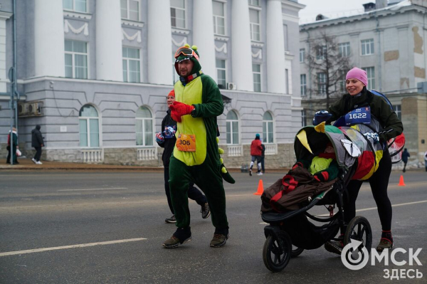 Фоторепортаж: омские бегуны завоевали 10 призовых мест на Рождественском полумарафоне