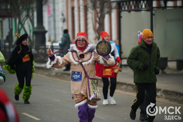 Фоторепортаж: омские бегуны завоевали 10 призовых мест на Рождественском полумарафоне